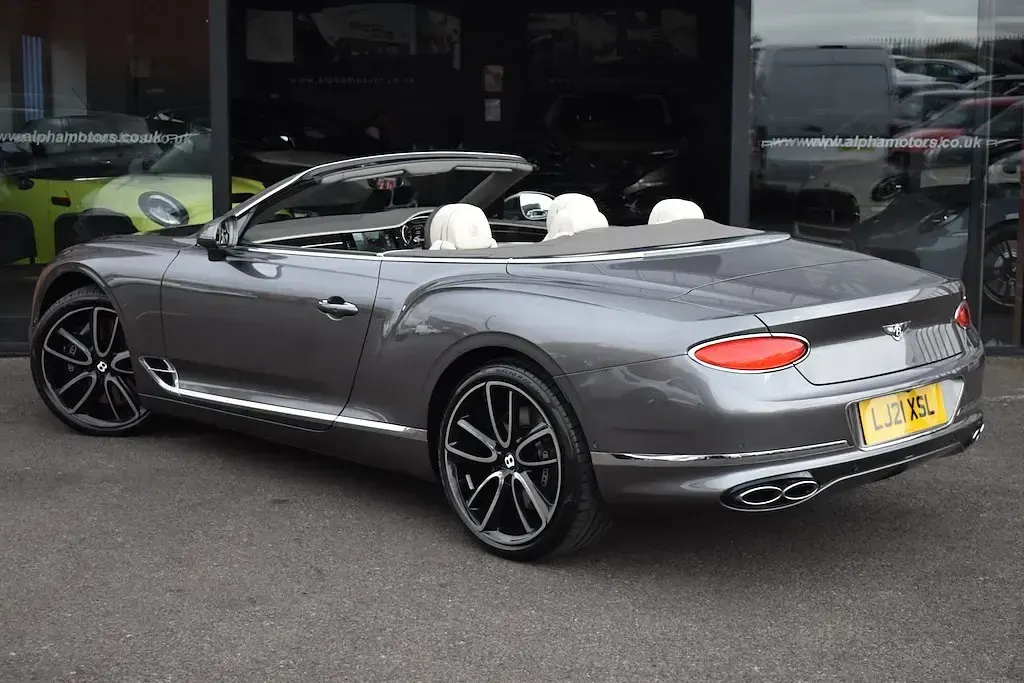Begagnad Bentley Continental 550 HK (404 kW) 2021 Grå Cab