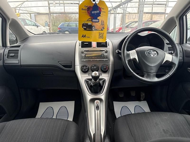 Used Toyota Auris 124 HP (91 kW) 2008 Silver Hatchback