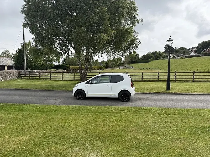 Used VW up! 75 HP (55 kW) 2015 White Hatchback