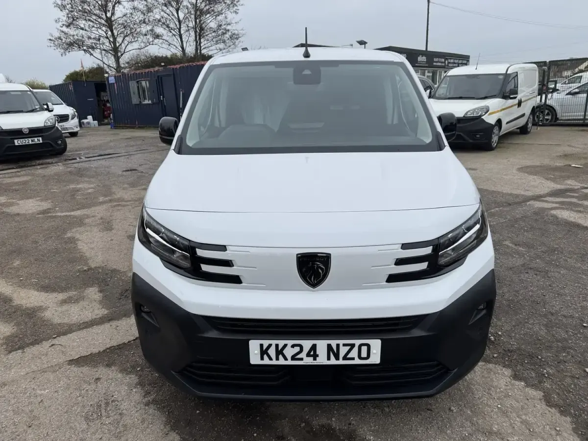Begagnad Peugeot Partner 131 HK (96 kW) 2024 Vit Minibuss