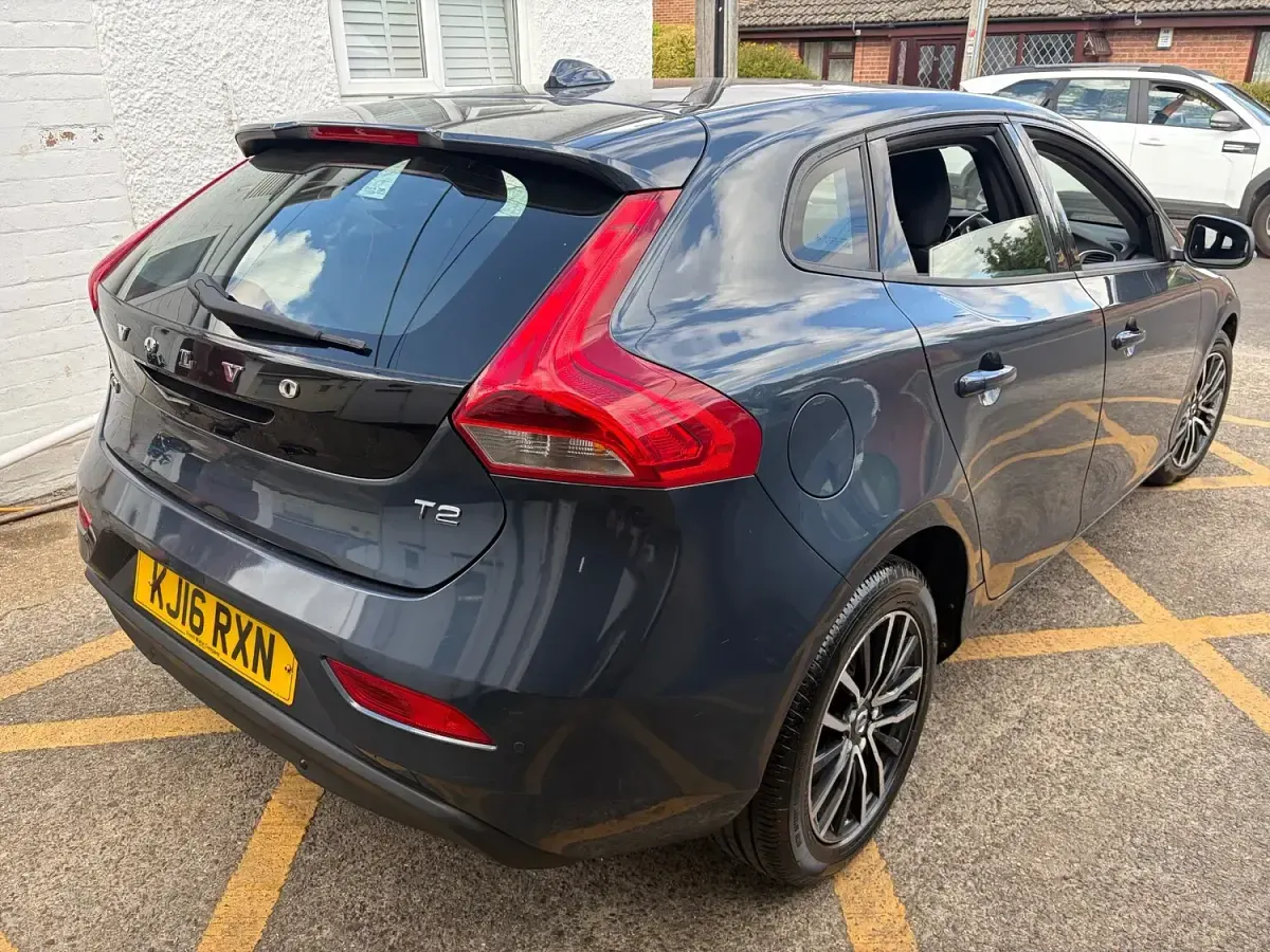 Used Volvo V40 Momentum 122 HP (89 kW) 2016 Blue Hatchback