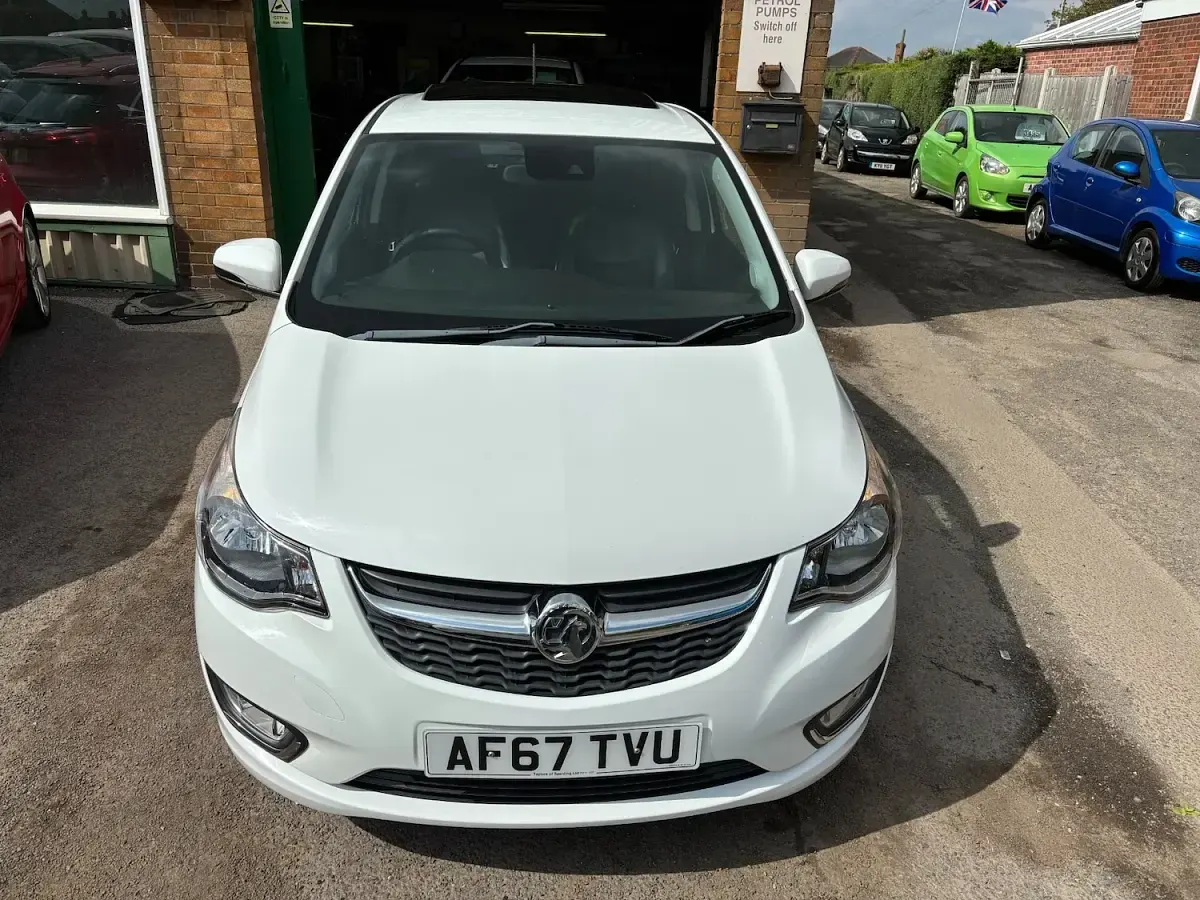 Used Vauxhall Viva 75 HP (55 kW) 2017 White Hatchback