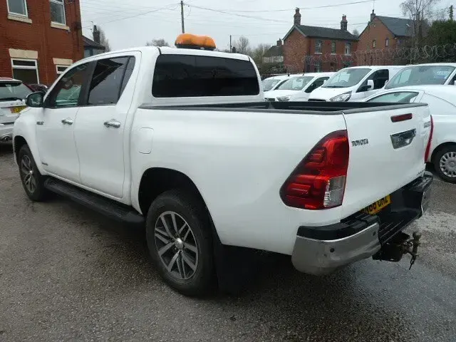 Used Toyota HiLux 150 HP (110 kW) 2018 White Pickup