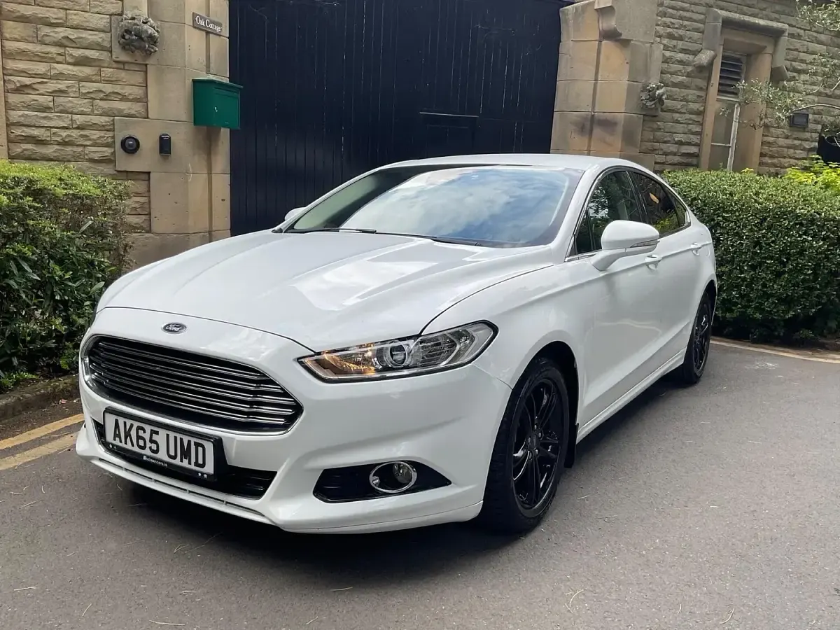 Used Ford Mondeo Titanium 180 HP (132 kW) 2015 White Hatchback