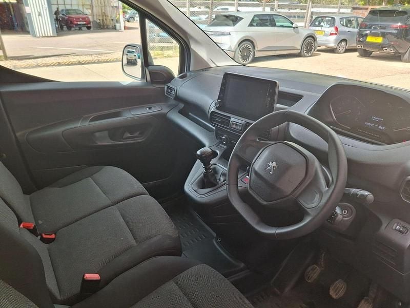 Second-hand Peugeot Partner Premium 102 CP (75 kW) 2024 Alb Monovolum