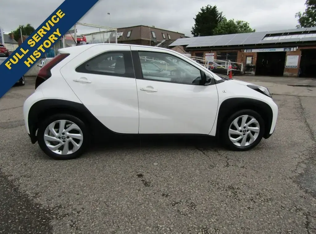 Used Toyota Aygo X PURE 72 HP (52 kW) 2023 White SUV