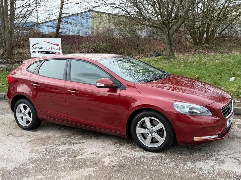 Used Volvo V40 2015 Red Hatchback