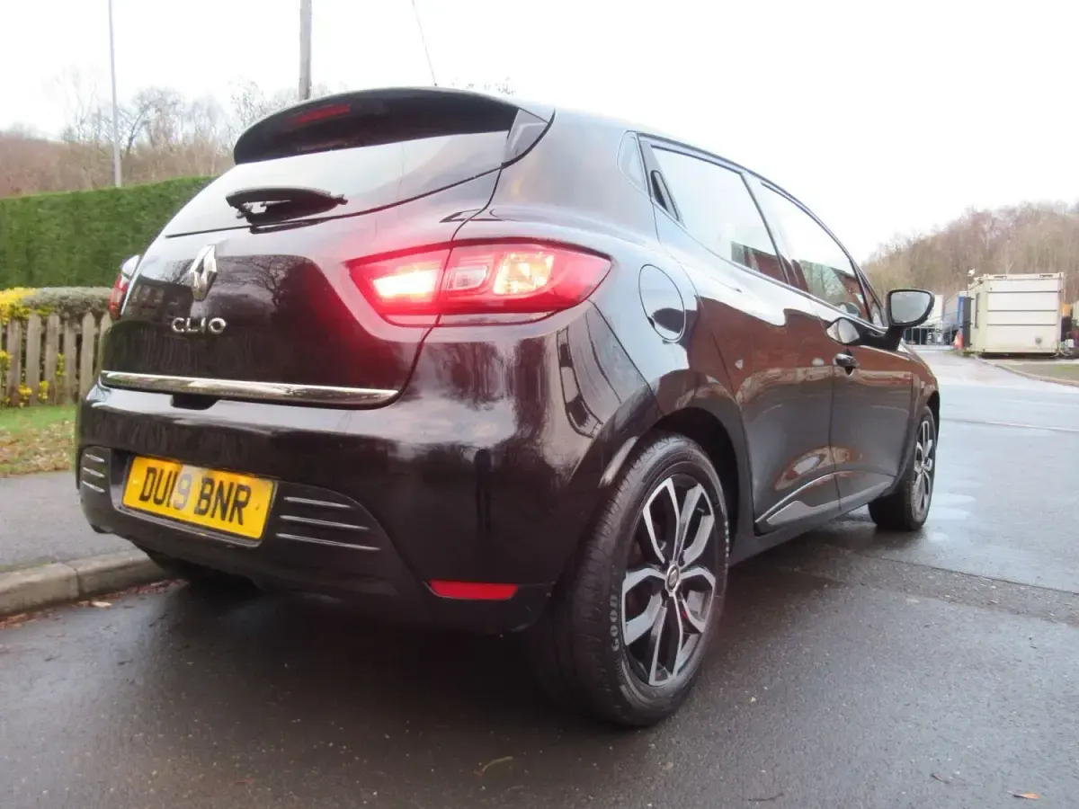 Used Renault Clio Iconic 90 HP (66 kW) 2025 Black Hatchback