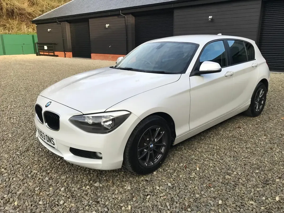 Begagnad BMW 120 Comfort Edition 2013 Vit Halvkombi