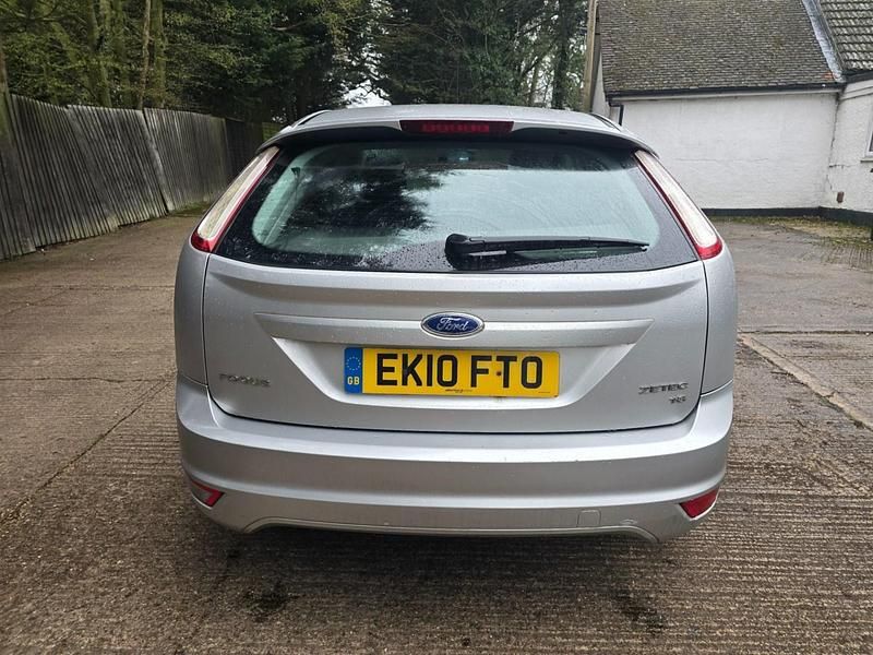 Used Ford Focus Zetec 123 HP (90 kW) 2010 Silver Hatchback