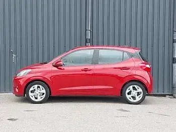 Used Hyundai i10 SE 67 HP (49 kW) 2023 Red Hatchback