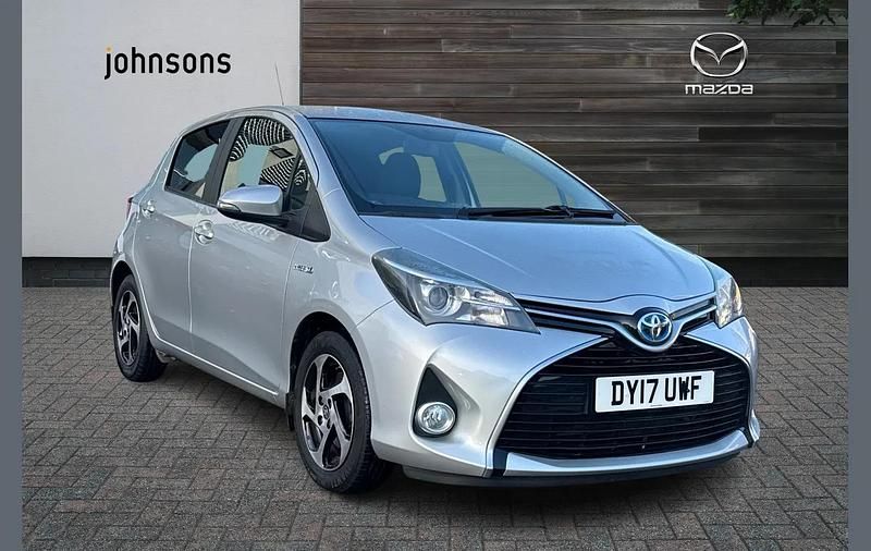 Silver Used 2017 Toyota Yaris Hybrid Hatchback | £9,780 (Fair price) - Image 1/4