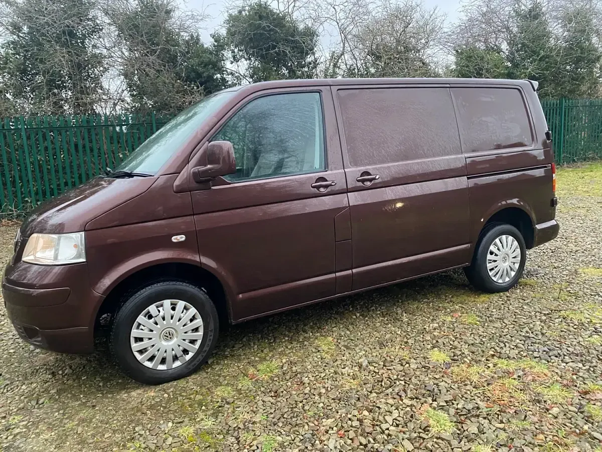 Used VW Transporter 102 HP (75 kW) 2009 Blackberry brown Van