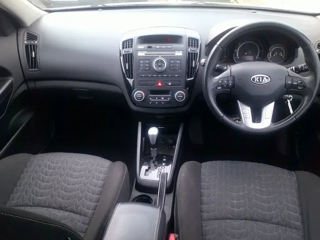 Begagnad Kia Ceed 113 HK (83 kW) 2011 Silver Halvkombi