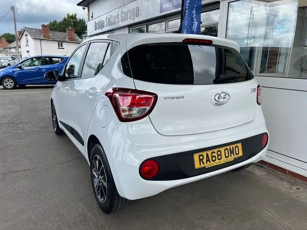 Used Hyundai i10 GO! 100 HP (73 kW) 2019 White Hatchback