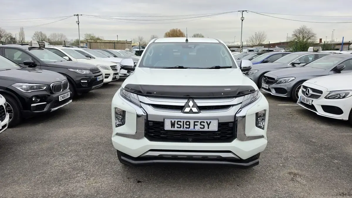 Used Mitsubishi L200 150 HP (110 kW) 2019 White Pickup
