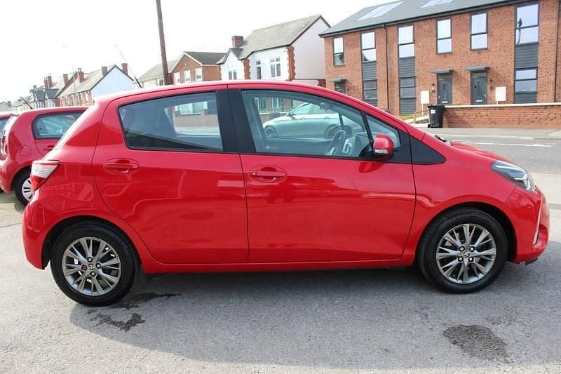 Used Toyota Yaris 2017 Red Hatchback
