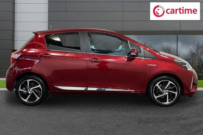 Used Toyota Yaris Hybrid 100 HP (73 kW) 2019 Red Hatchback