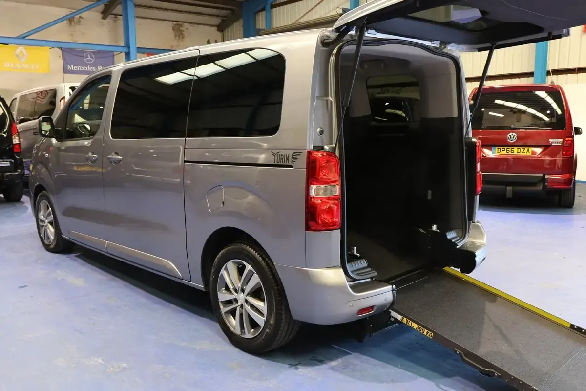 Używany Peugeot Traveller Active 180 KM (132 kW) 2021 Szary Minivan