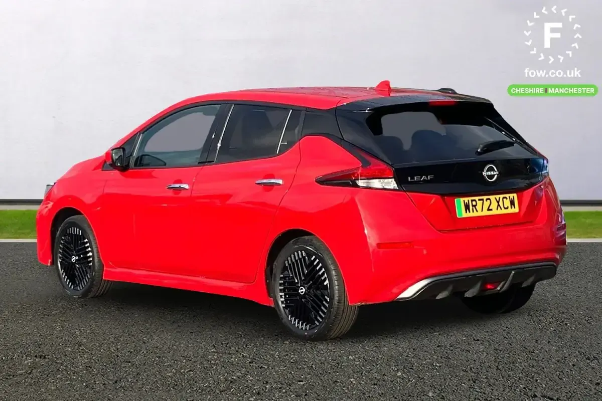 Begagnad Nissan Leaf 360º 110 kW (150 HK) 2022 Röd Halvkombi