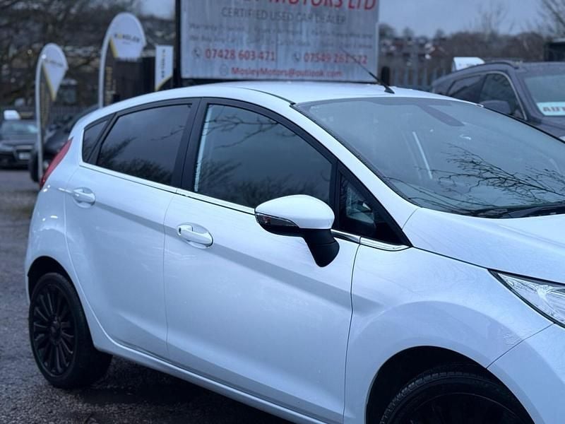 Used Ford Fiesta Titanium 2011 White Hatchback