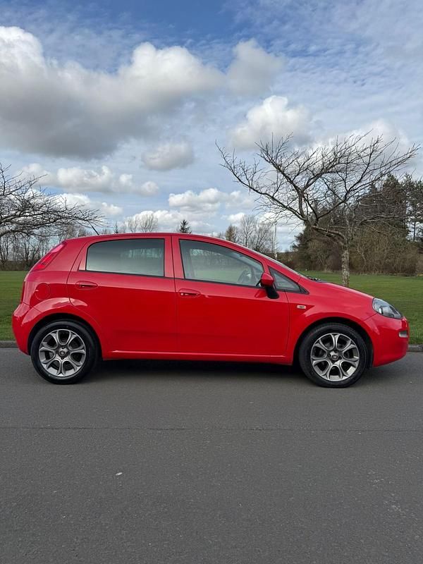 Used Fiat Punto Easy Plus 69 HP (50 kW) 2017 Red Hatchback