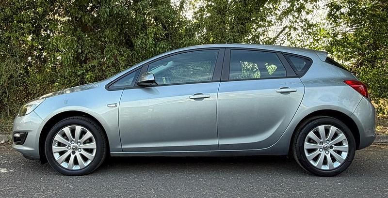 Used Vauxhall Astra Design Edition 136 HP (100 kW) 2014 Silver Hatchback