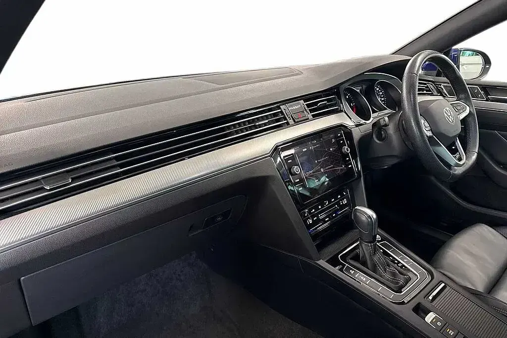 Used VW Passat R-line 150 HP (110 kW) 2023 Blue Estate