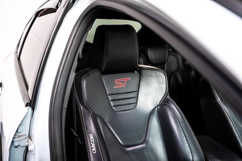 Used Ford Focus ST 250 HP (183 kW) 2015 White Hatchback