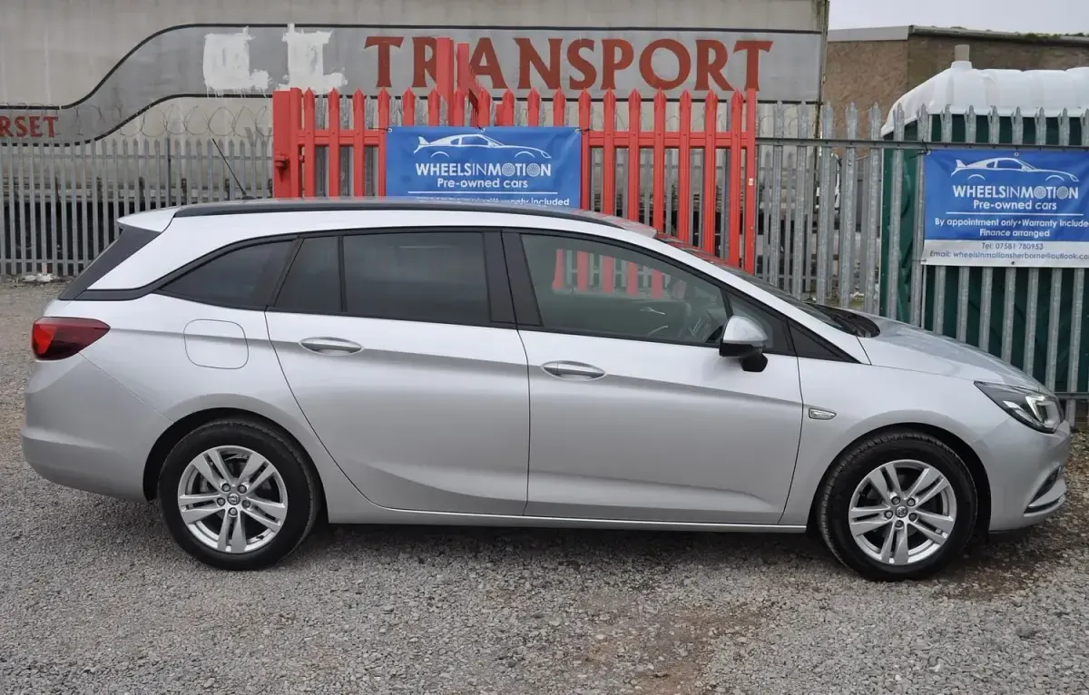 Used Vauxhall Astra Design Edition 105 HP (77 kW) 2018 Silver Estate