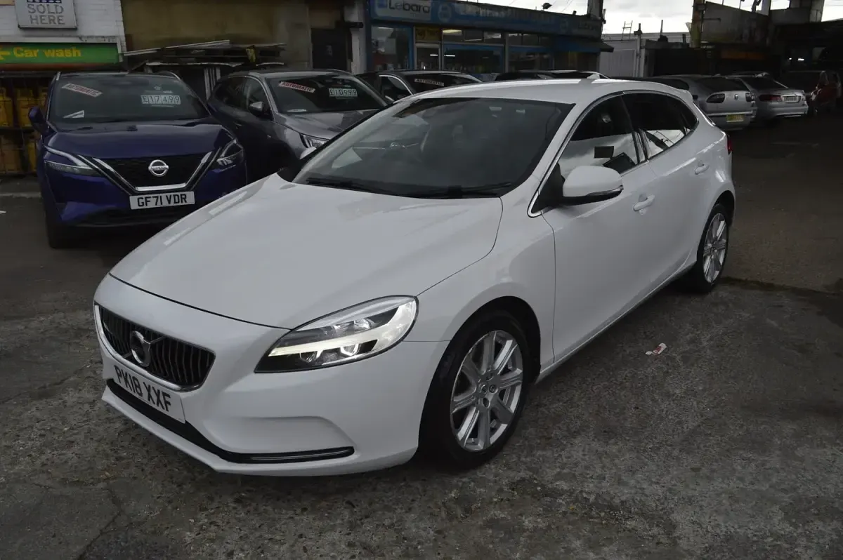 Used Volvo V40 Inscription 152 HP (111 kW) 2018 White Hatchback
