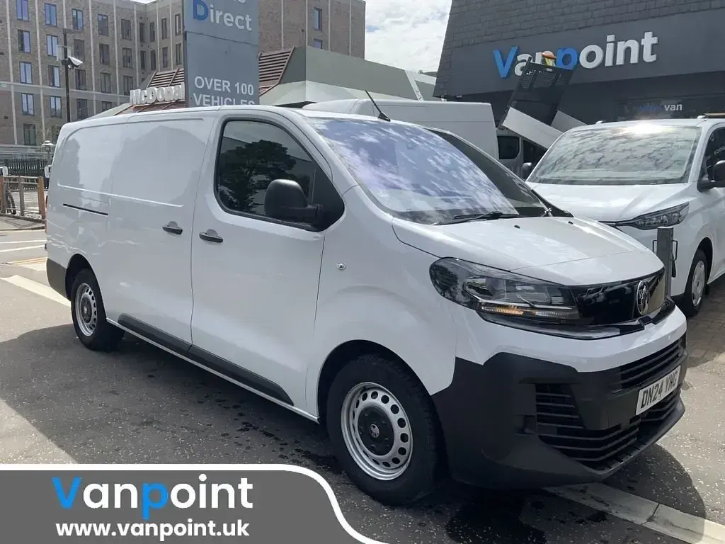 Second-hand Vauxhall Vivaro 145 CP (106 kW) 2024 Alb Monovolum