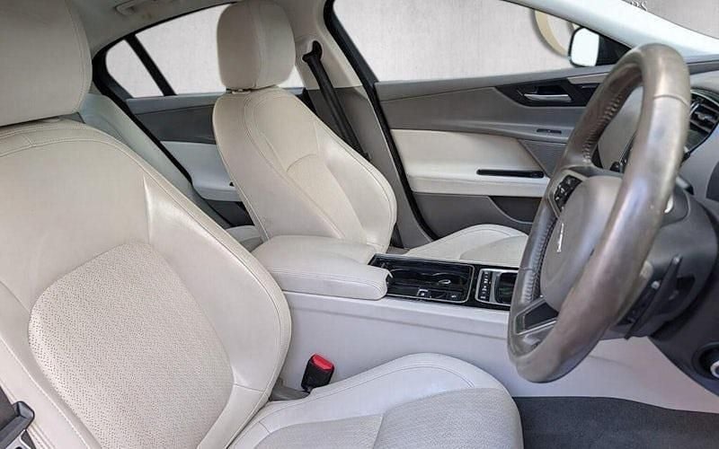 Begagnad Jaguar XE Ingenium 200 HK (147 kW) 2019 Sedan