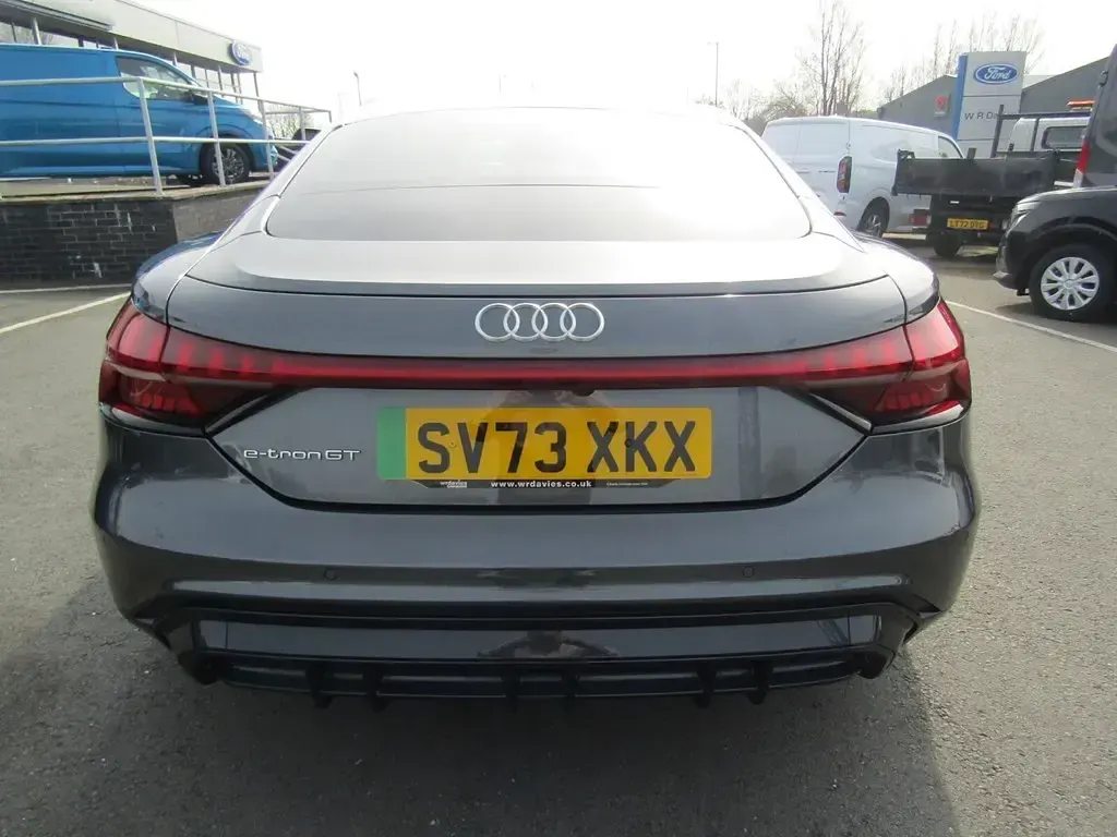 Second-hand Audi e-tron GT quattro Comfort 389 kW (530 CP) 2023 Gri Berlinǎ