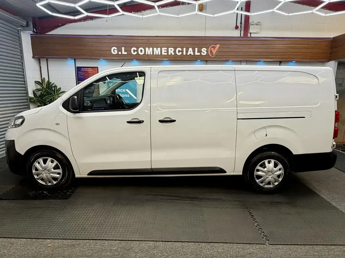Used Vauxhall Vivaro S 100 HP (73 kW) 2022 White MPV