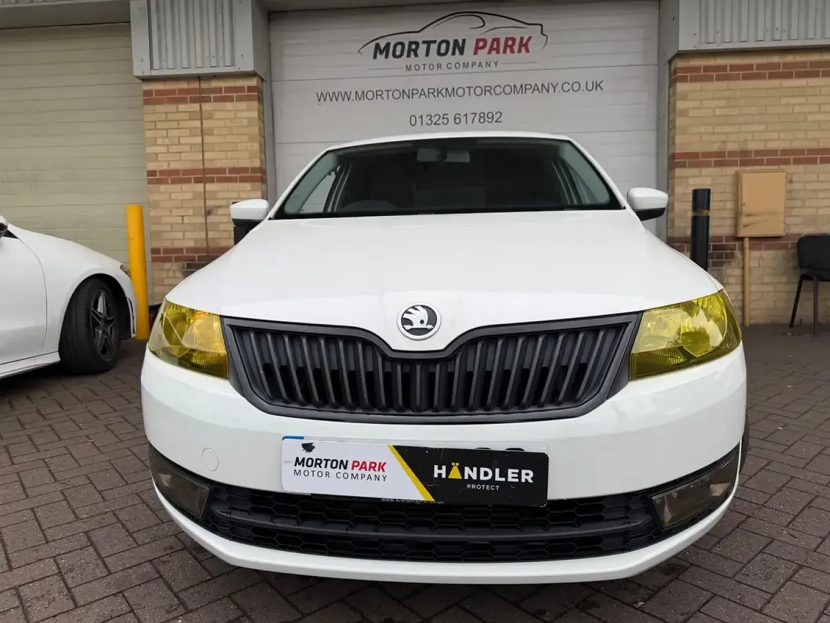 Used Skoda Rapid Elegance 90 HP (66 kW) 2014 White Hatchback