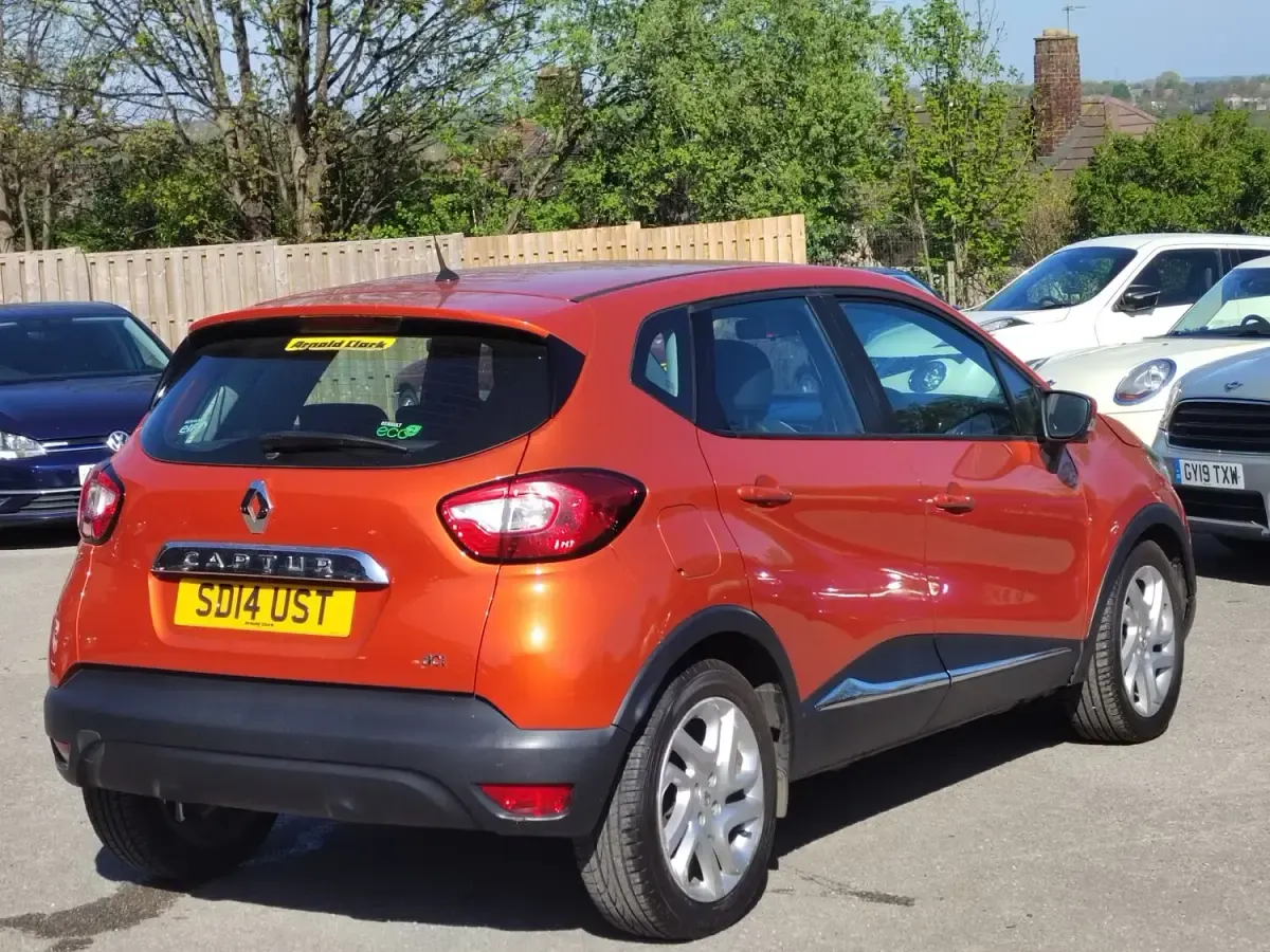 Used Renault Captur Dynamique 88 HP (64 kW) 2014 Orange SUV