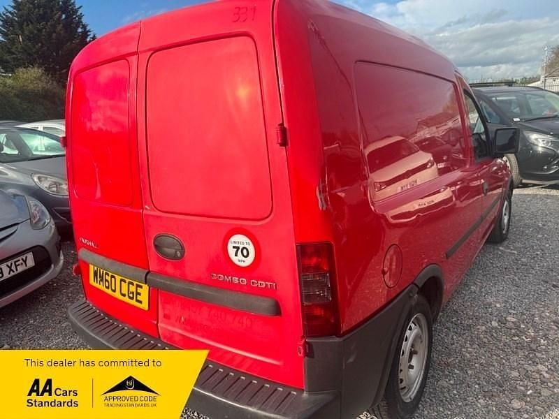 Używany Vauxhall Combo 75 KM (55 kW) 2011 Czerwony Minivan