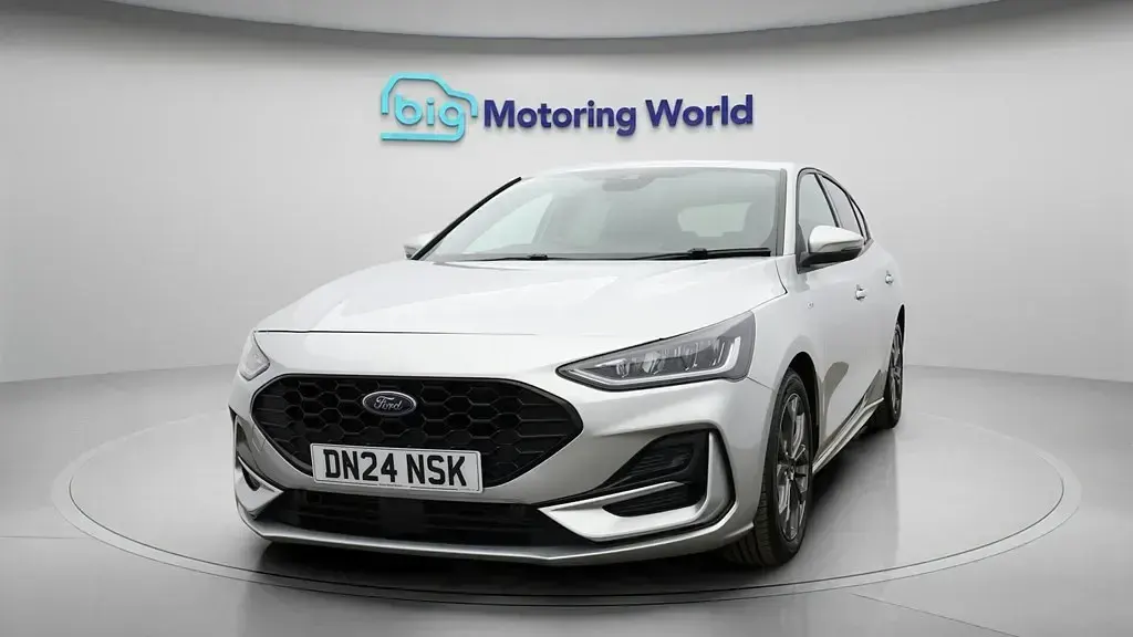 Begagnad Ford Focus ST-Line 125 HK (91 kW) 2024 Silver Halvkombi