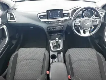 Usado Kia Ceed 114 CV (83 kW) 2019 Negro Utilitario