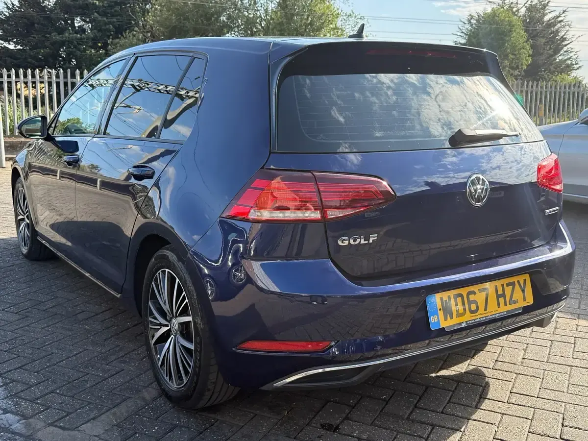 Used VW Golf VII SE 130 HP (95 kW) 2018 Blue Hatchback