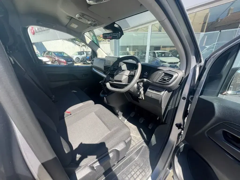Second-hand Vauxhall Vivaro 150 CP (110 kW) 2025 Gri Monovolum