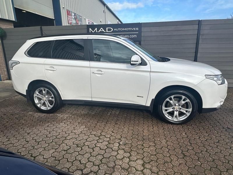 Used Mitsubishi Outlander 150 HP (110 kW) 2014 White SUV