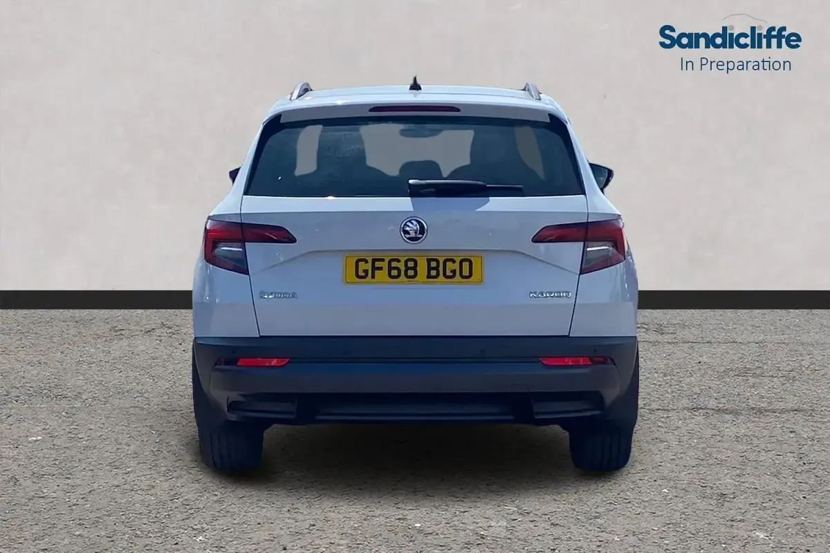 Used Skoda Karoq SE 115 HP (84 kW) 2020 White SUV