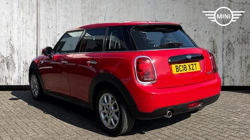 Begagnad Mini Cooper Hatch 134 HK (98 kW) 2018 Röd Halvkombi