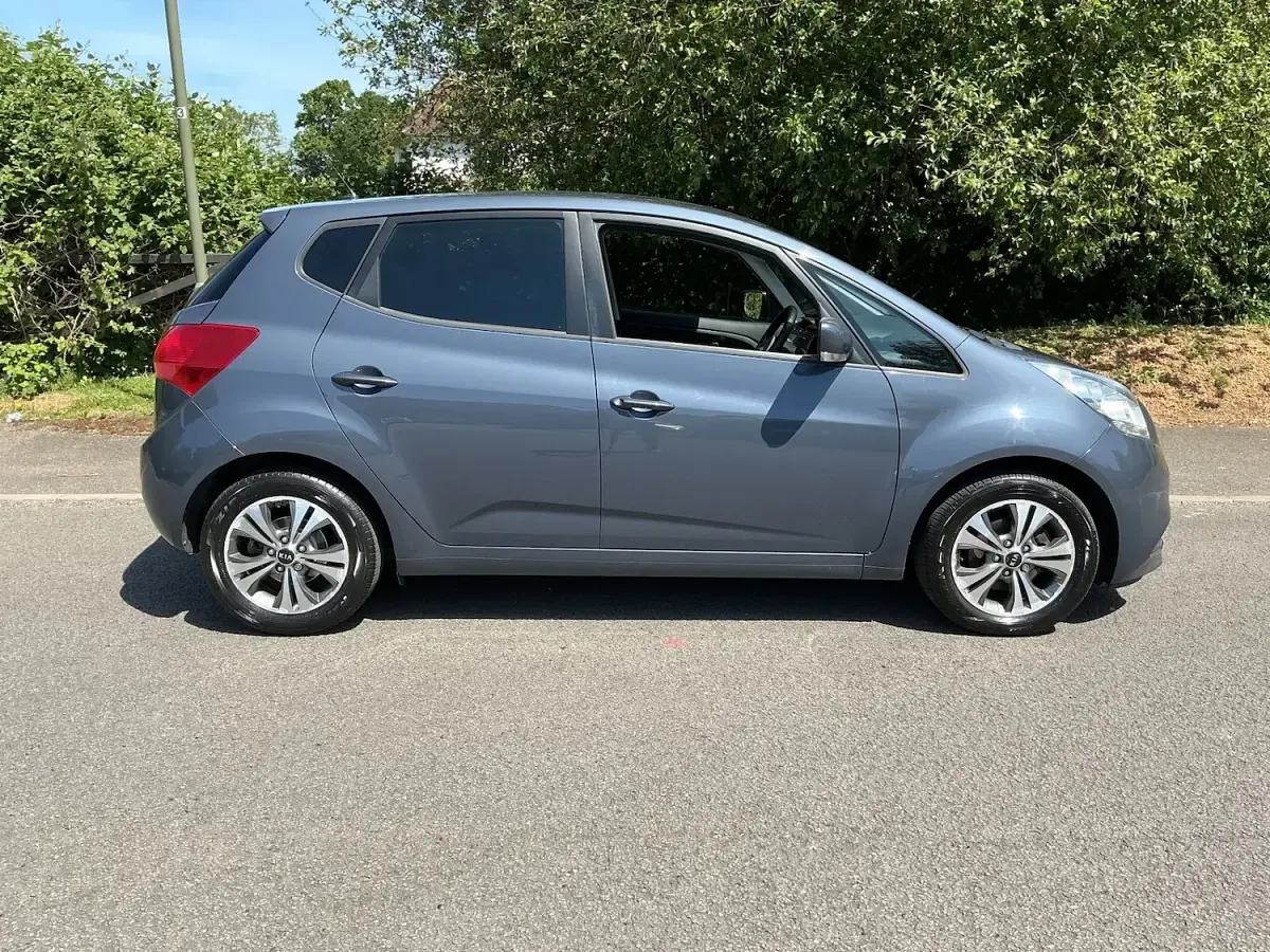 Used Kia Venga 125 HP (91 kW) 2015 Blue Hatchback