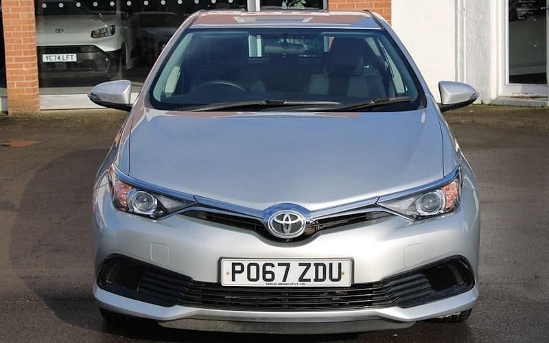 Used Toyota Auris Active 99 HP (72 kW) 2017 Silver Hatchback