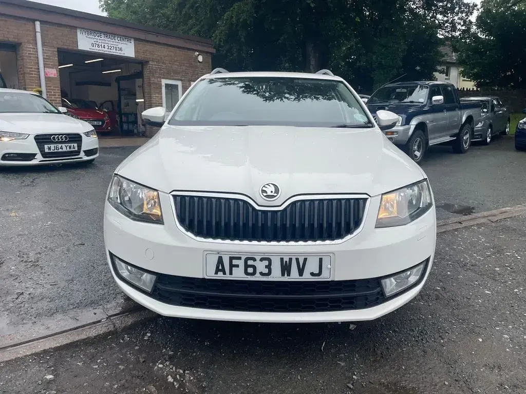 Used Skoda Octavia Elegance 150 HP (110 kW) 2013 White Estate