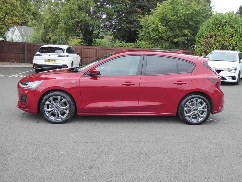 Used Ford Focus ST-Line 125 HP (91 kW) 2023 Red Hatchback