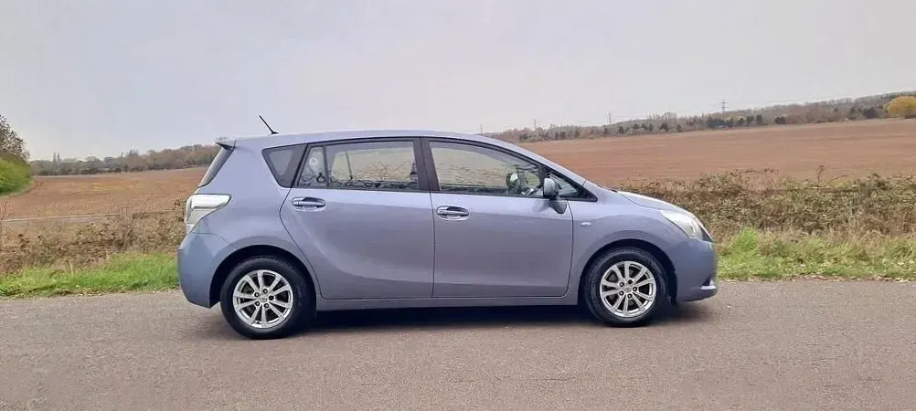 Usado Toyota Verso 126 HP (92 kW) 2010 Azul Monovolume